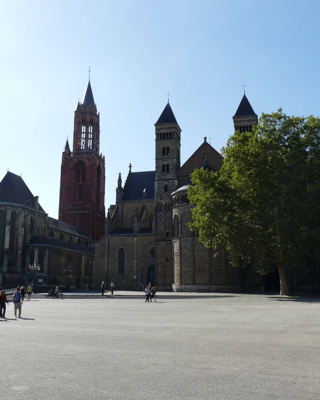 Het Vrijthof in Maastricht met de rode toren van de Sint-Janskerk en de torens van de Sint-Servaasbasiliek