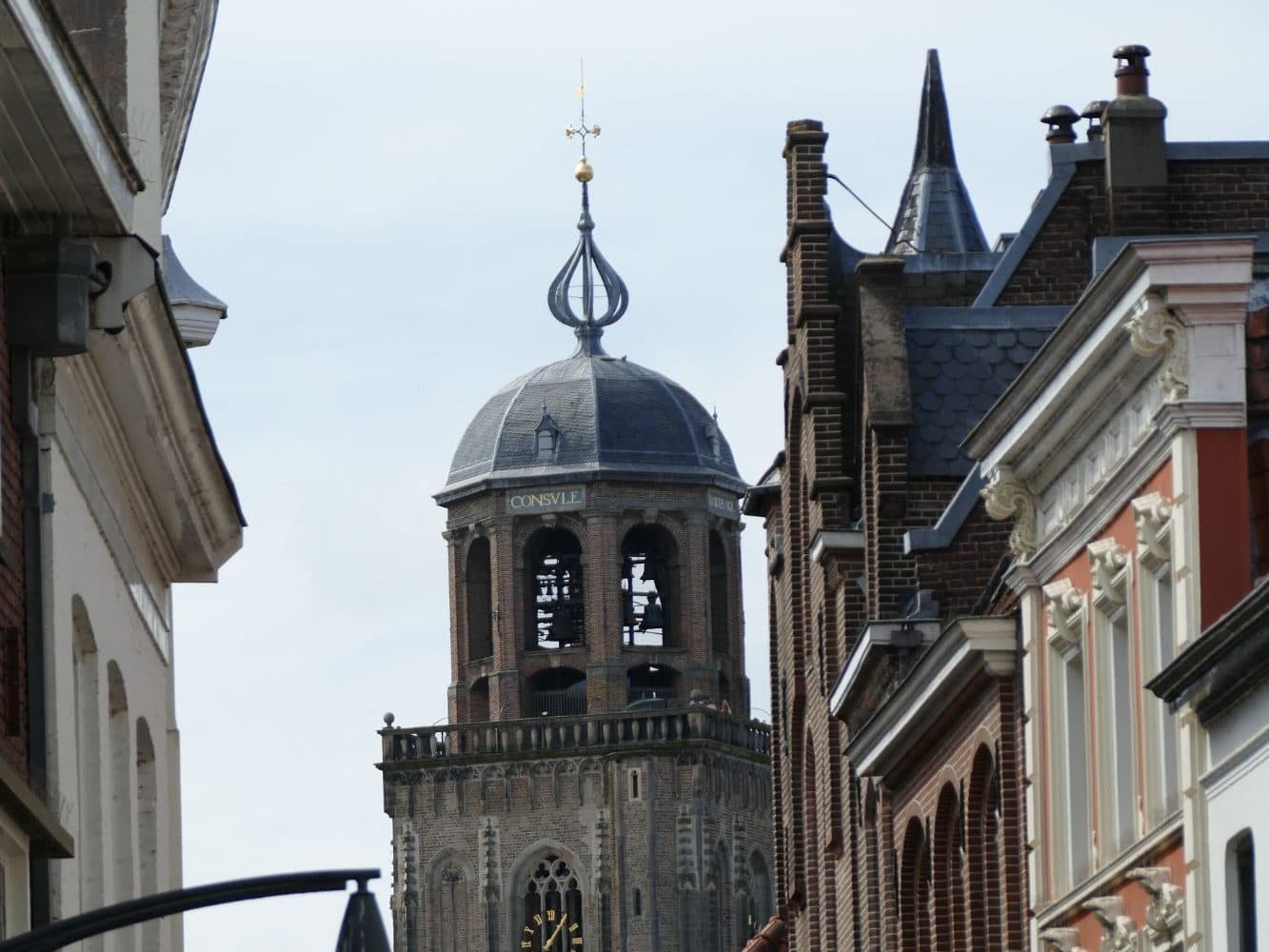 De Lebuïnustoren boven de daken van een winkelstraat in Deventer