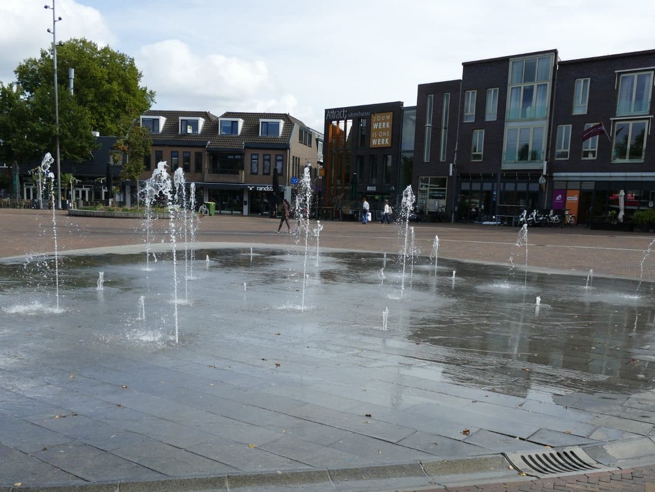 Fonteinen op het Museumplein in Ede, met de gebouwen rond het plein