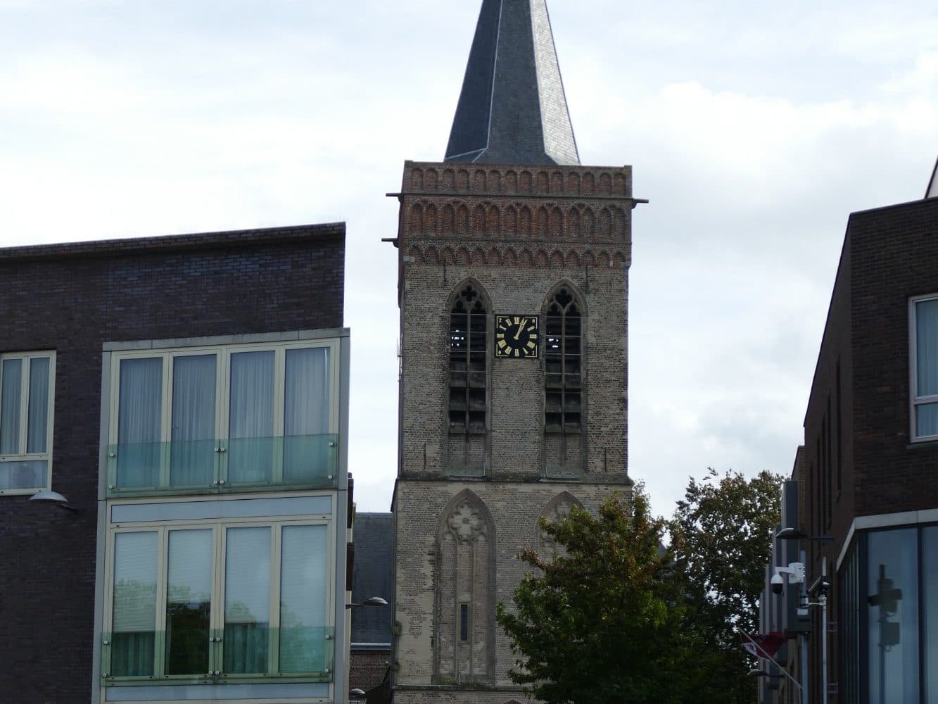 De toren van de Oude Kerk in het centrum van Ede