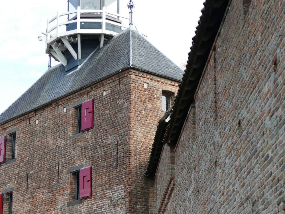 De Vischpoort in Harderwijk met de lantaarn op het dak, naast de oude stadsmuur