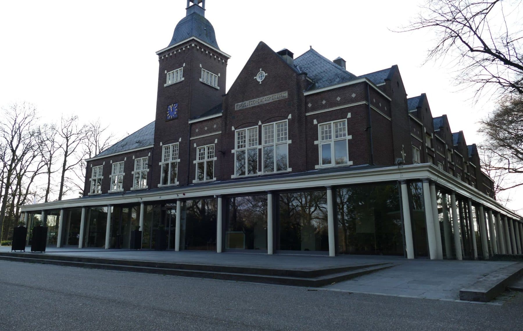 Het Parkgebouw in Rijssen, met toren en een lange galerij van zuilen